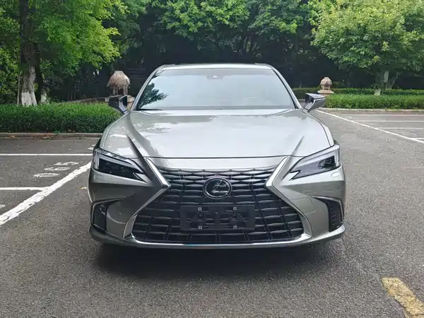 Lexus ES 2025