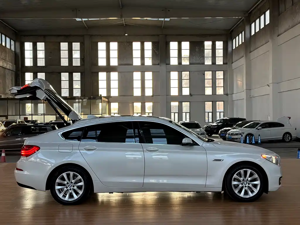 BMW 5 Series GT 2016 — фото 11