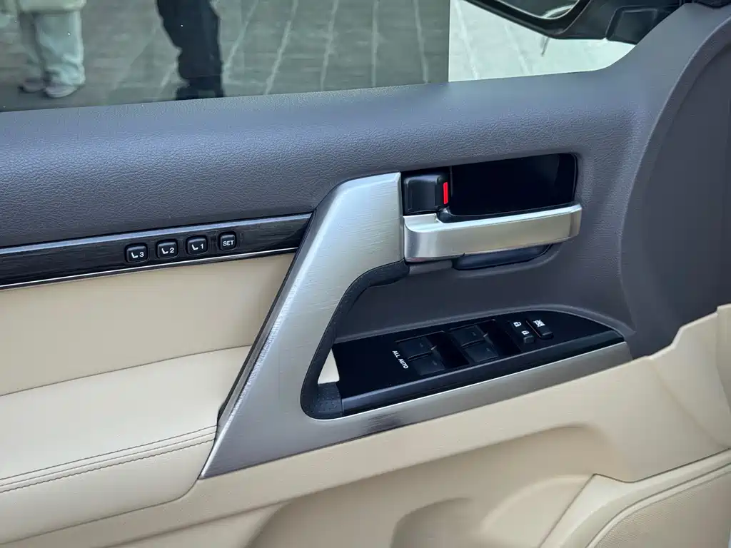 Toyota Land Cruiser 2016 — фото 12