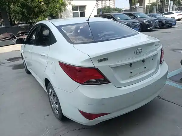 Hyundai Accent 2015