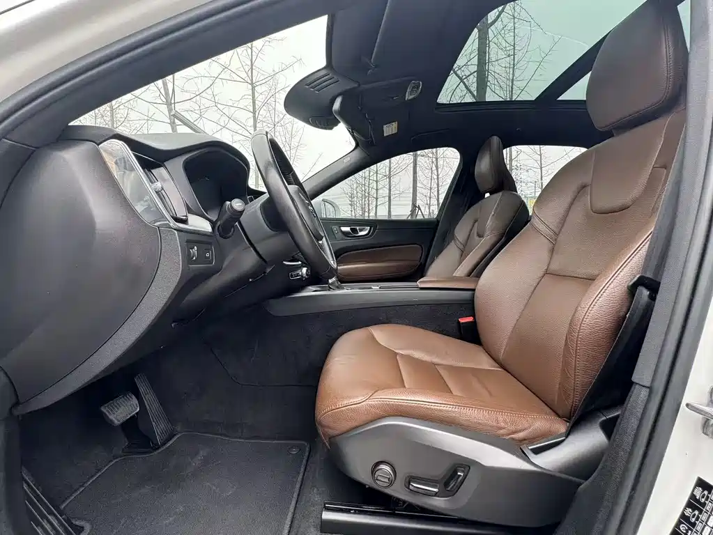 Volvo XC60 2021 — фото 19