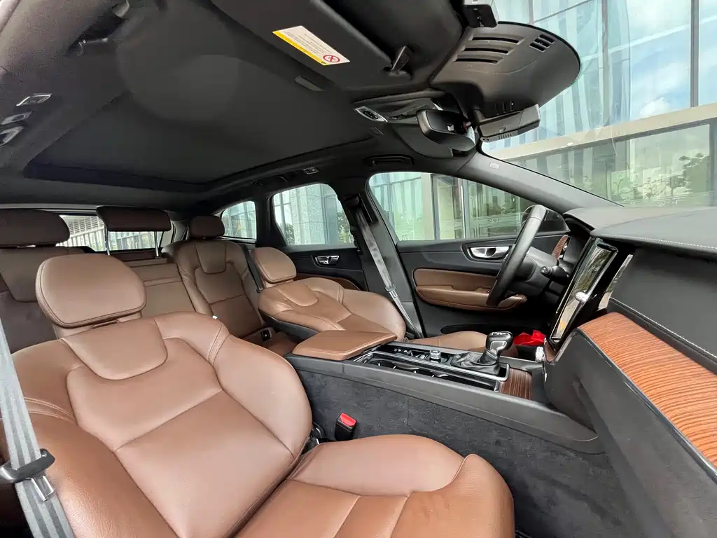 Volvo XC60 2021 — фото 14