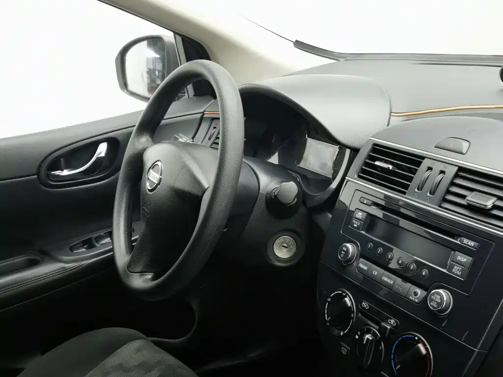 Nissan Tiida 2013 — фото 22