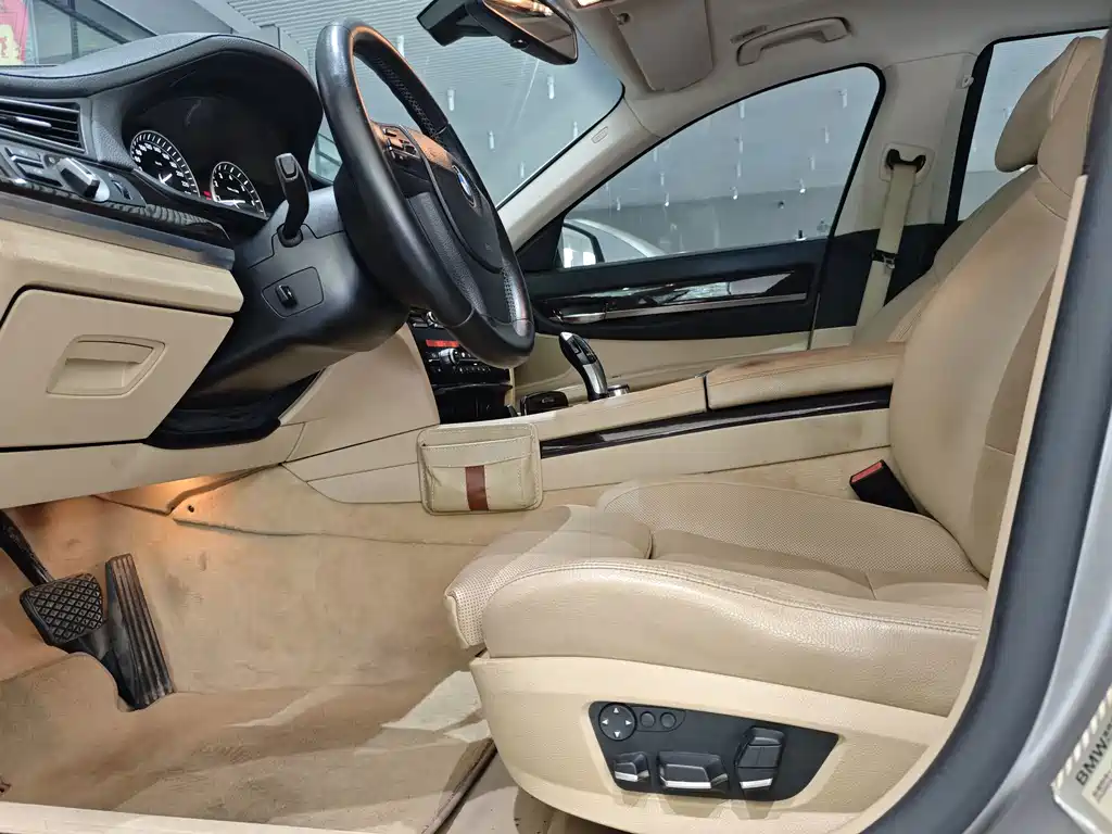 BMW 7 Series 2010 — фото 18