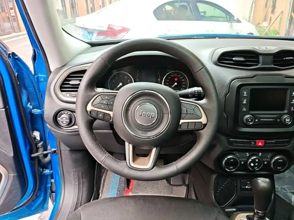 Jeep Renegade 2018 — фото 11