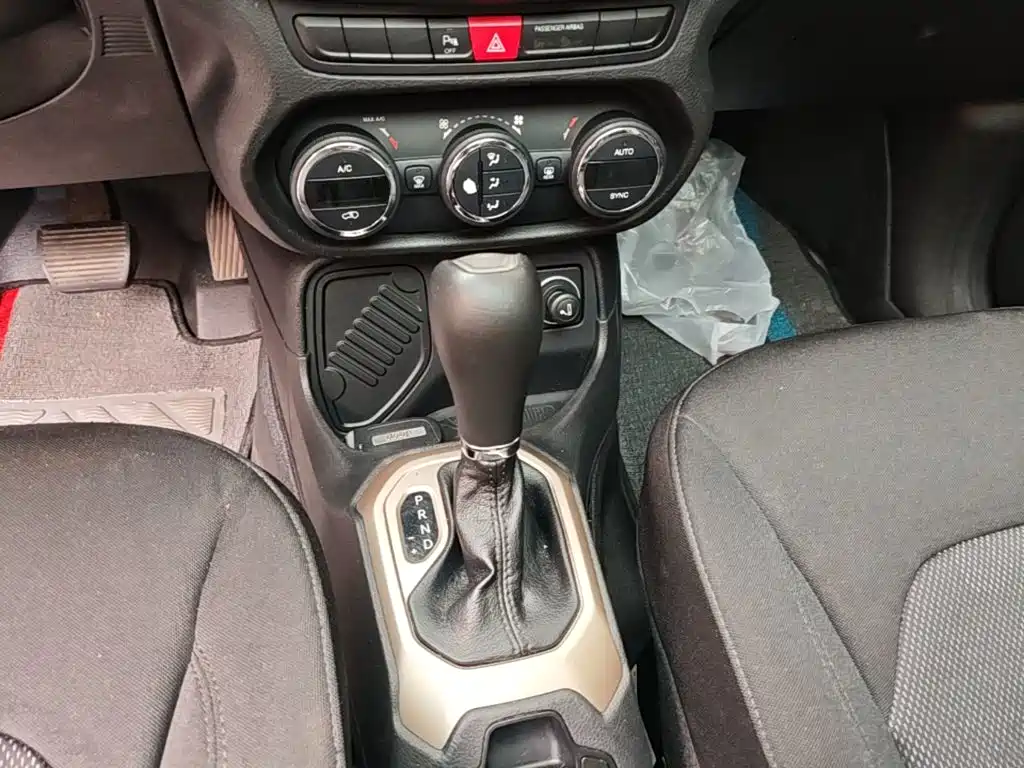 Jeep Renegade 2018 — фото 14