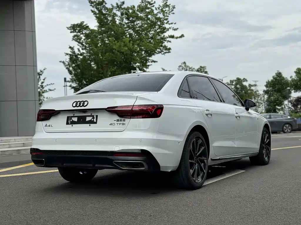 Audi A4L 2022 — фото 12