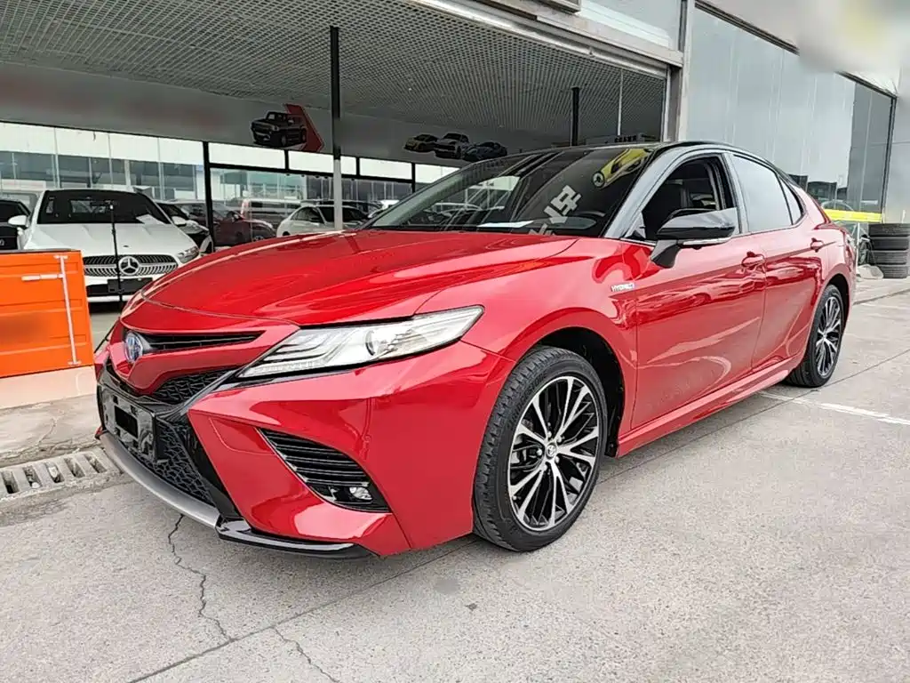 Toyota Camry 2019 — фото 1