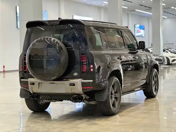 Land Rover Defender 2024