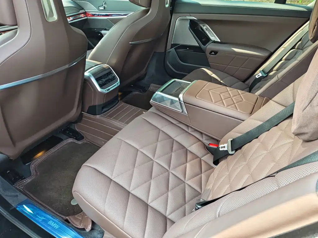 BMW 7 Series 2023 — фото 19