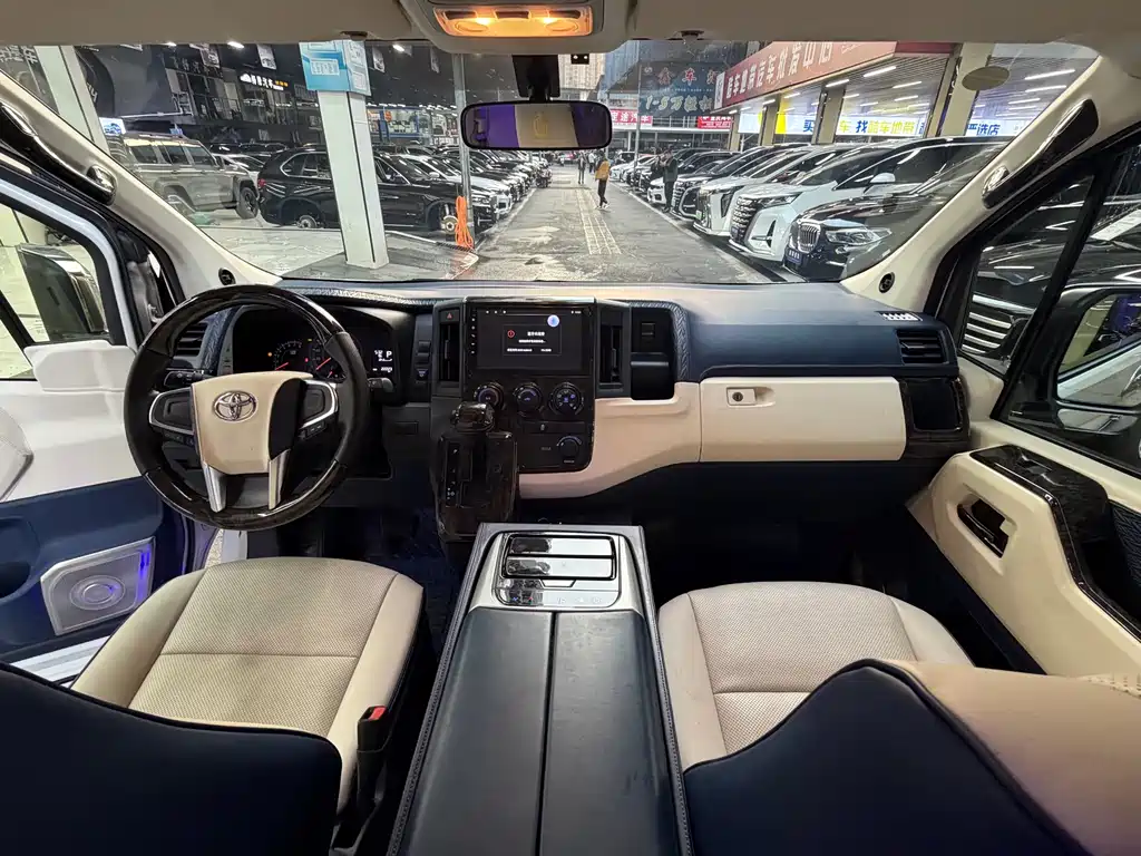 Toyota Hiace 2023 — фото 13