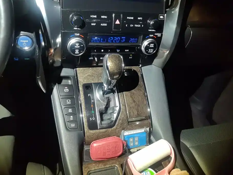 Toyota Vellfire 2023 — фото 16