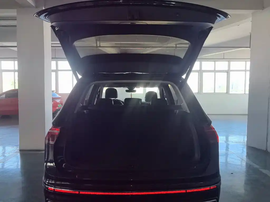 Volkswagen Tiguan L Plug-In Hybrid 2023 — фото 19