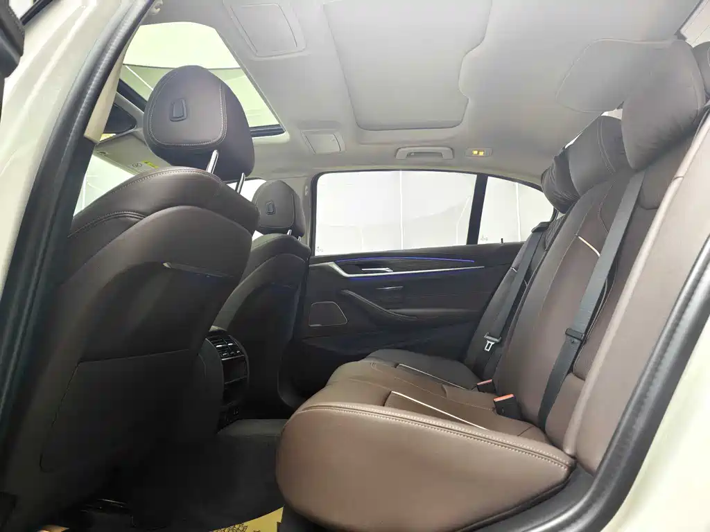 BMW 5 Series 2023 — фото 15