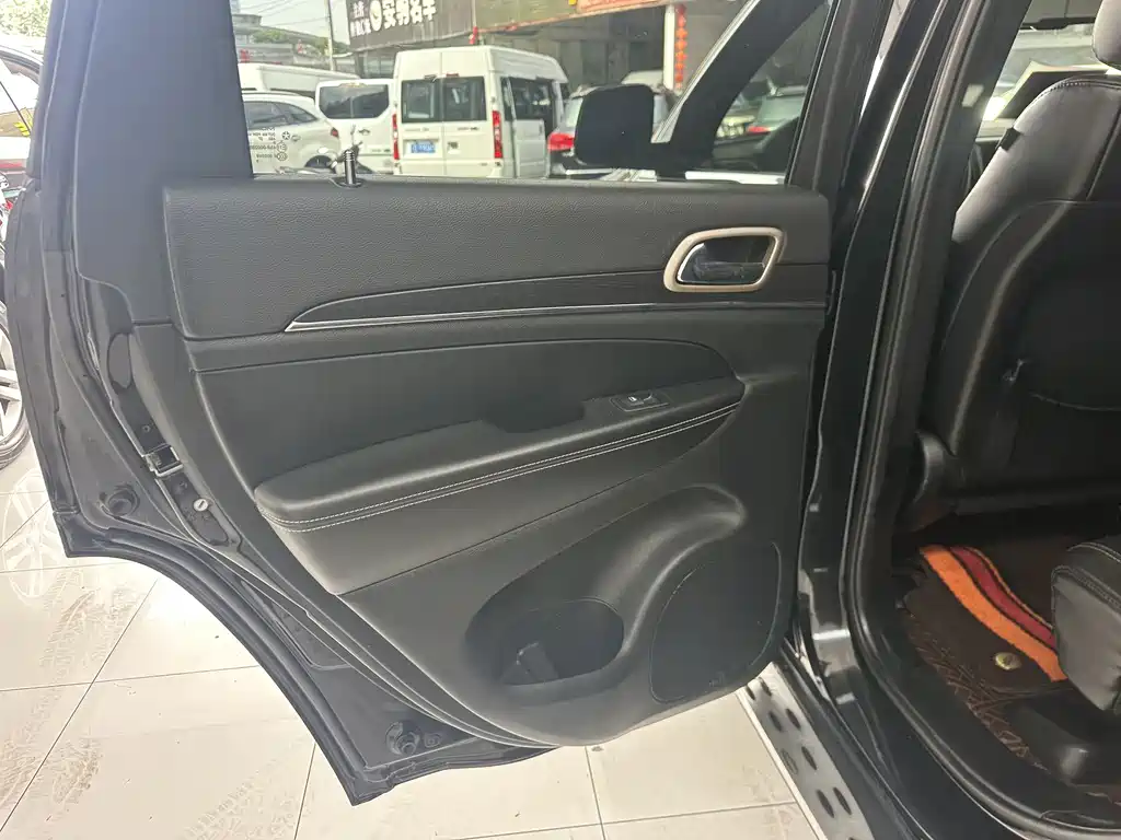 Jeep Grand Cherokee 2015 — фото 9