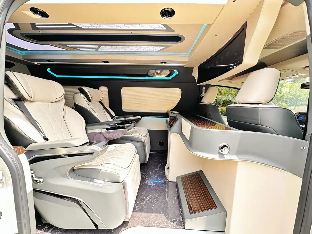 Toyota Hiace 2025 — фото 9