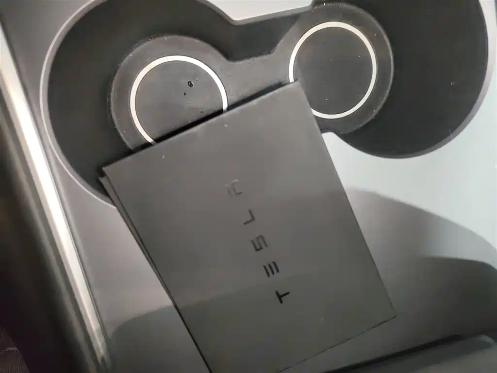 Tesla Model Y 2024 — фото 9