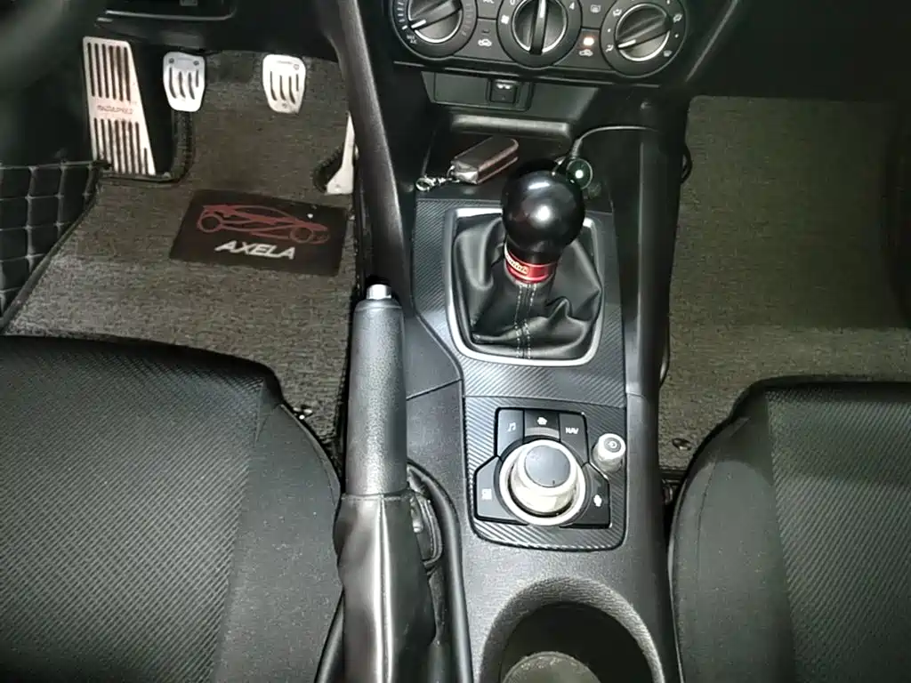 Mazda 3 Axela 2019 — фото 14