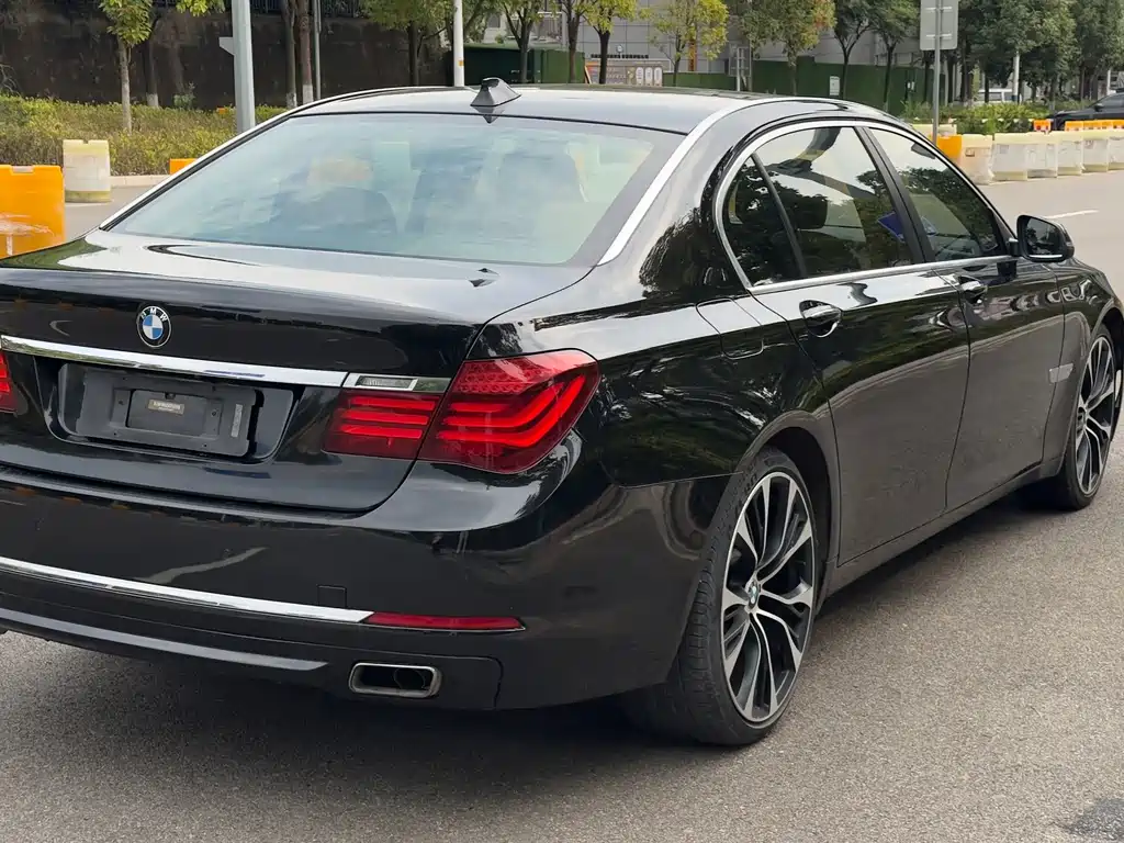 BMW 7 Series 2015 — фото 14
