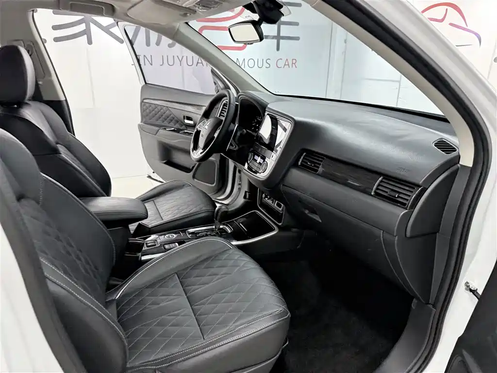 Mitsubishi Outlander 2020 — фото 16