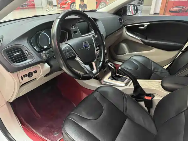 Volvo V40 2015