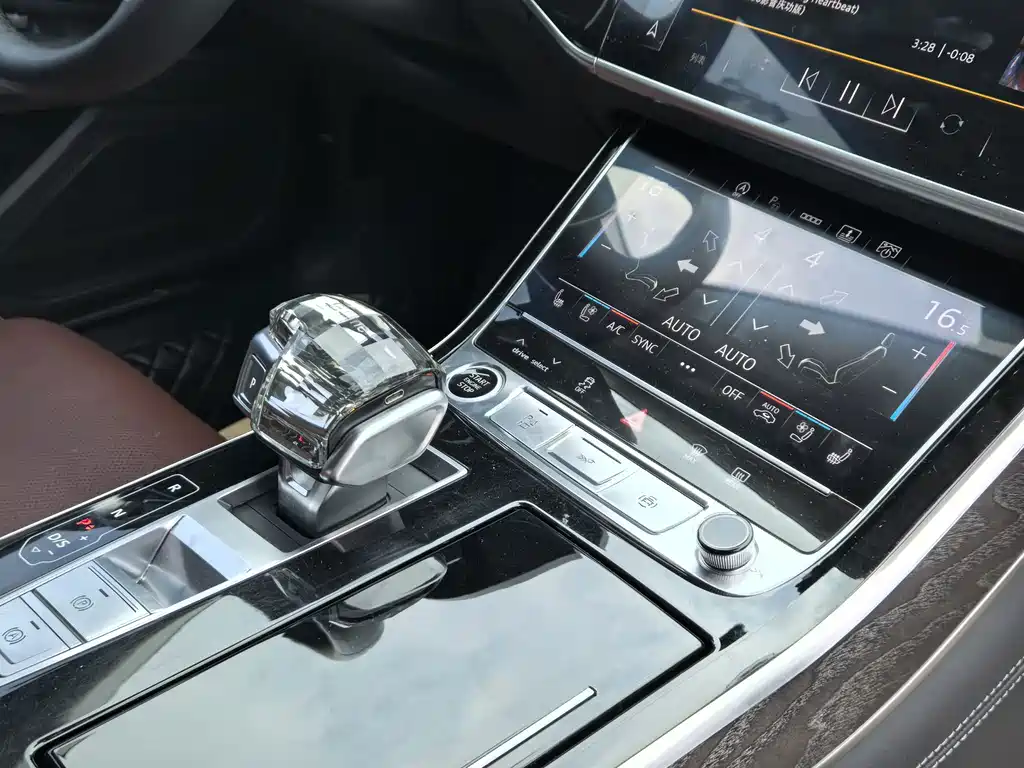 Audi A8 2023 — фото 13