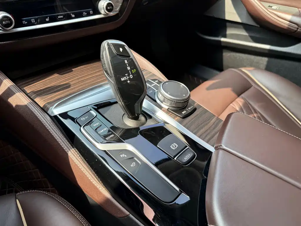 BMW 5 Series 2019 — фото 9