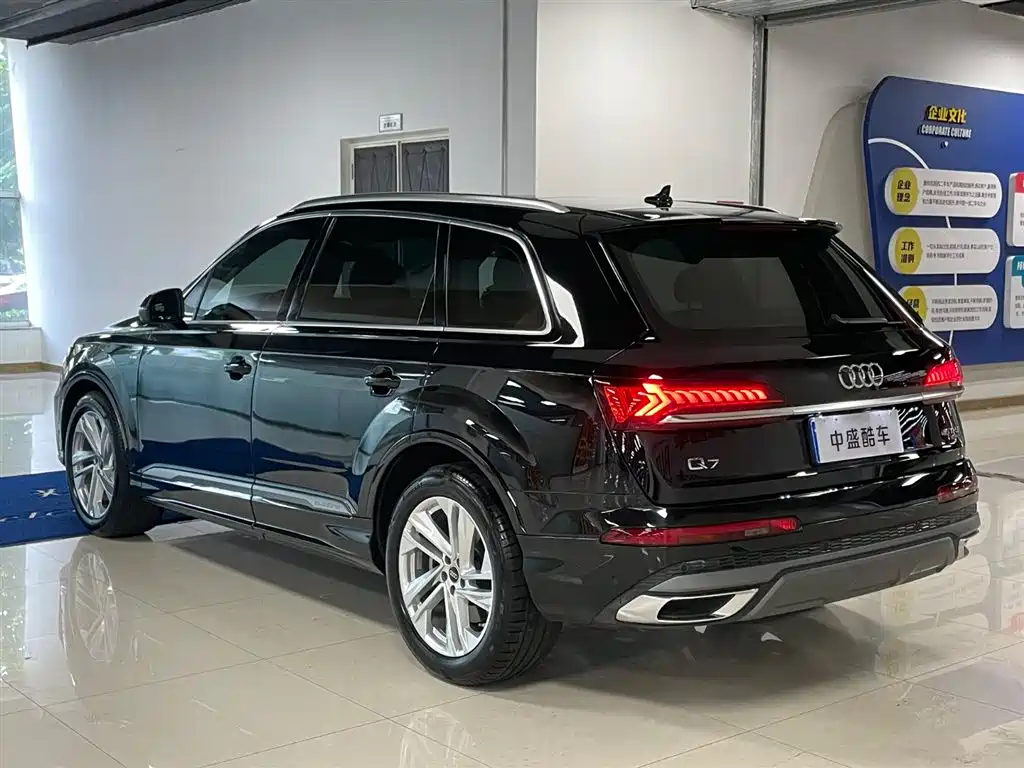 Audi Q7 2024 — фото 25