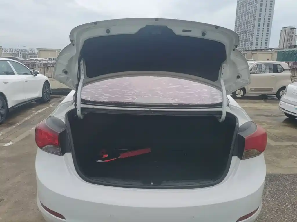 Hyundai Elantra 2017 — фото 15