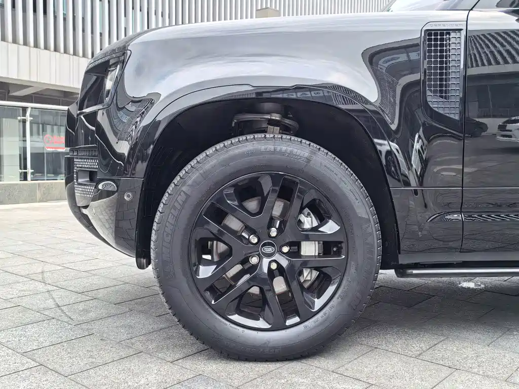Land Rover Defender 2023 — фото 18