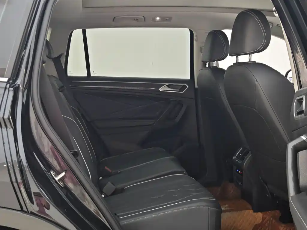Volkswagen Tiguan L 2023 — фото 15