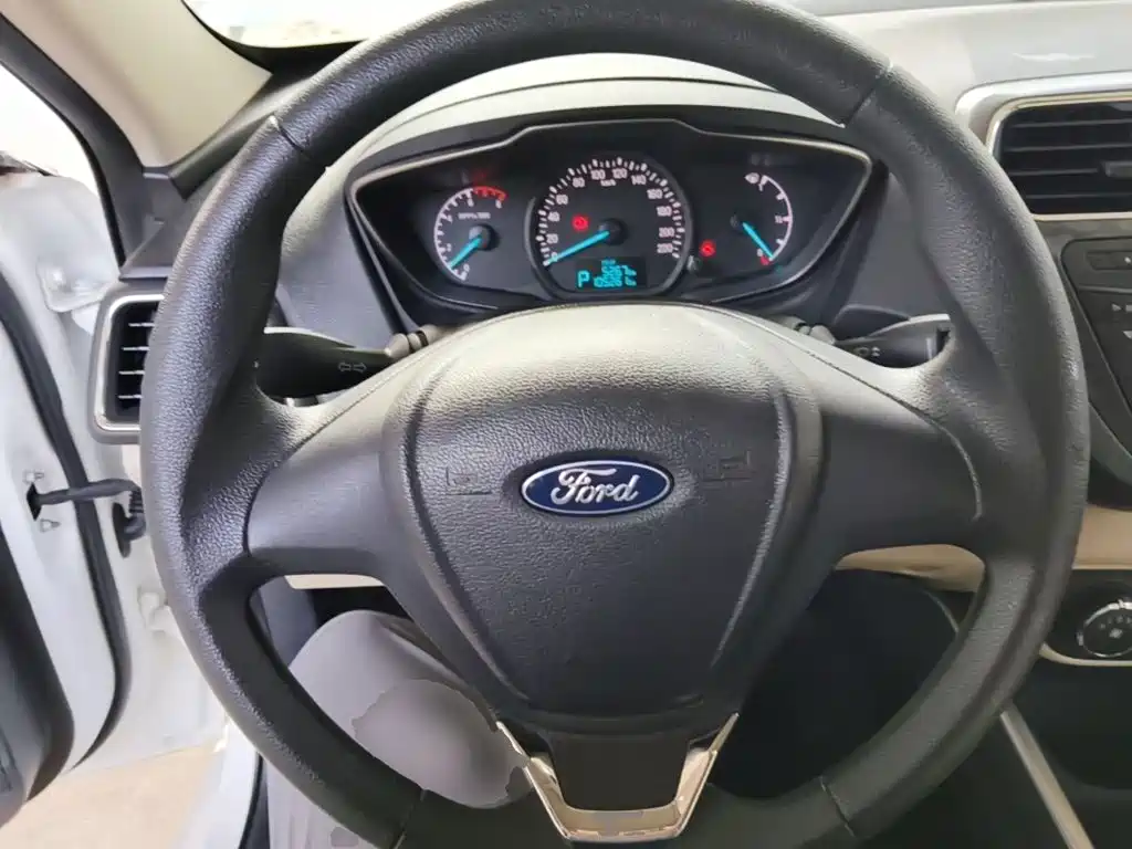 Ford Escort 2018 — фото 11