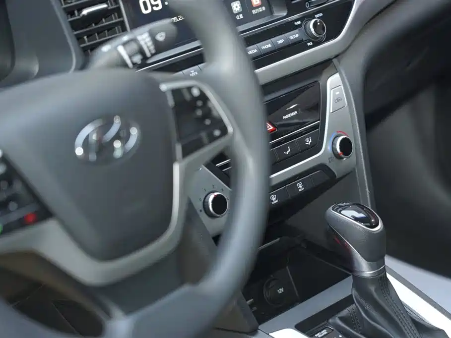 Hyundai Elantra 2017 — фото 11