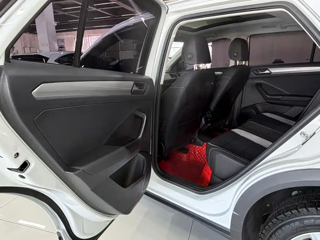 Volkswagen T-Roc 2023 — фото 15