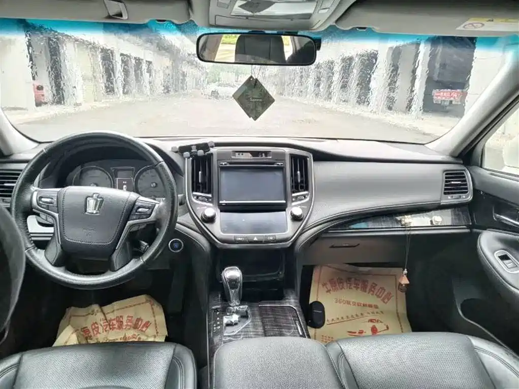 Toyota Crown 2015