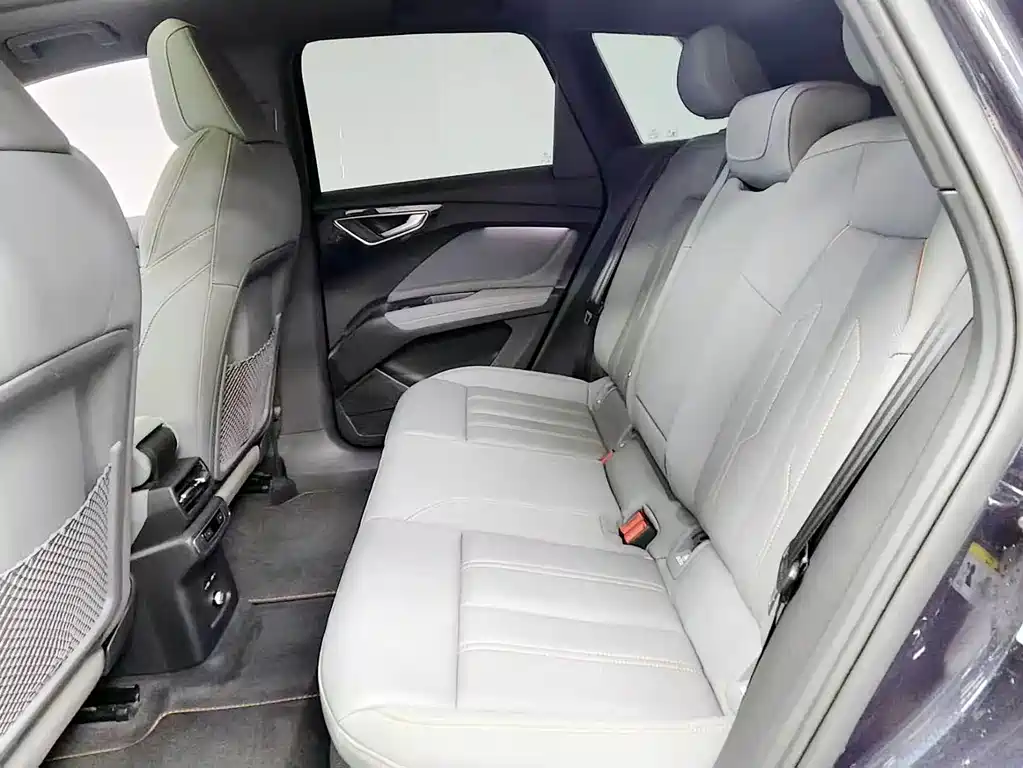Audi Q4 e-tron 2023 — фото 14