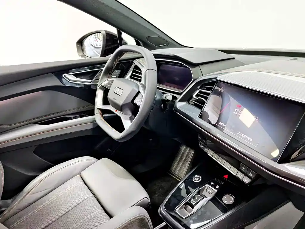 Audi Q4 e-tron 2023 — фото 11