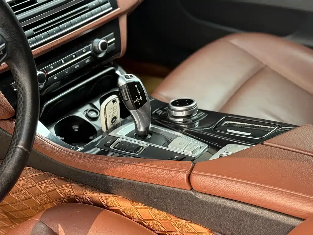 BMW 5 Series 2015 — фото 10