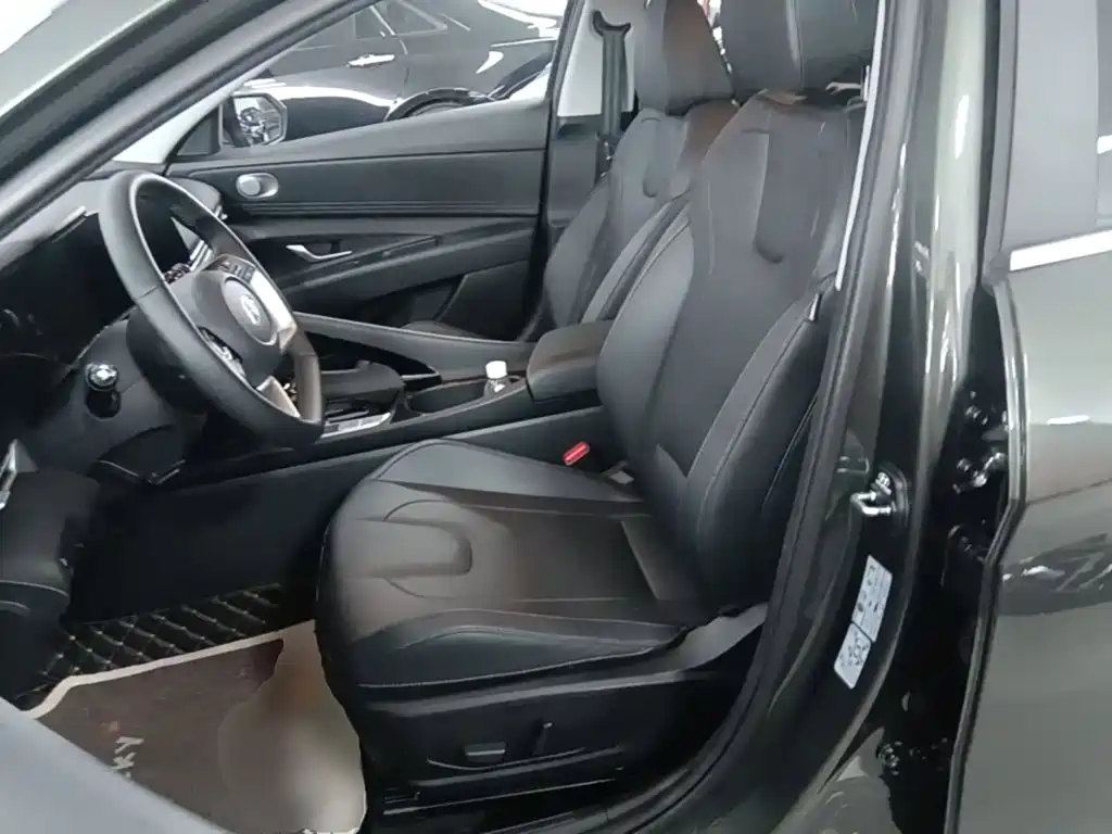 Hyundai Elantra 2025 — фото 15
