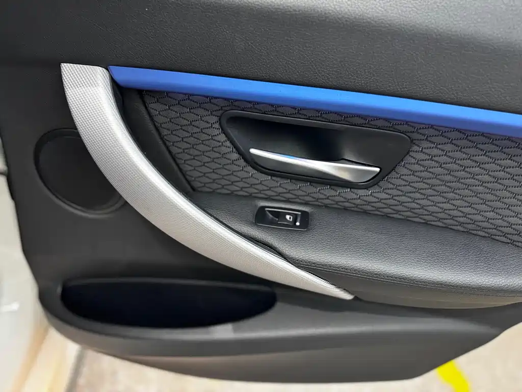 BMW 3 Series 2018 — фото 30