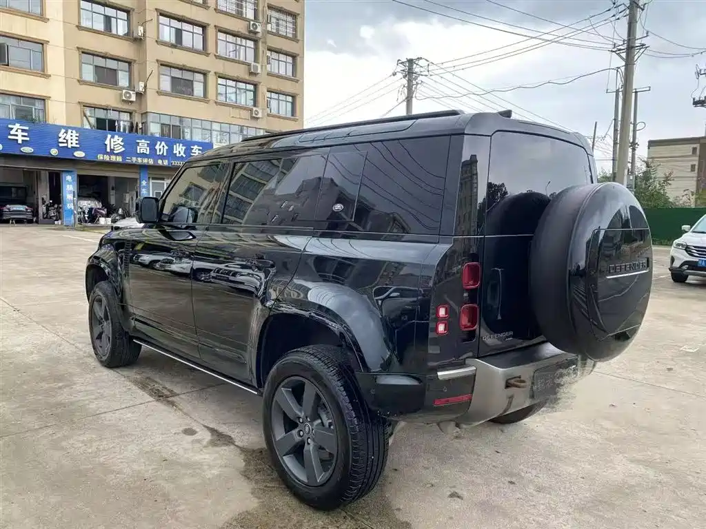 Land Rover Defender 2023
