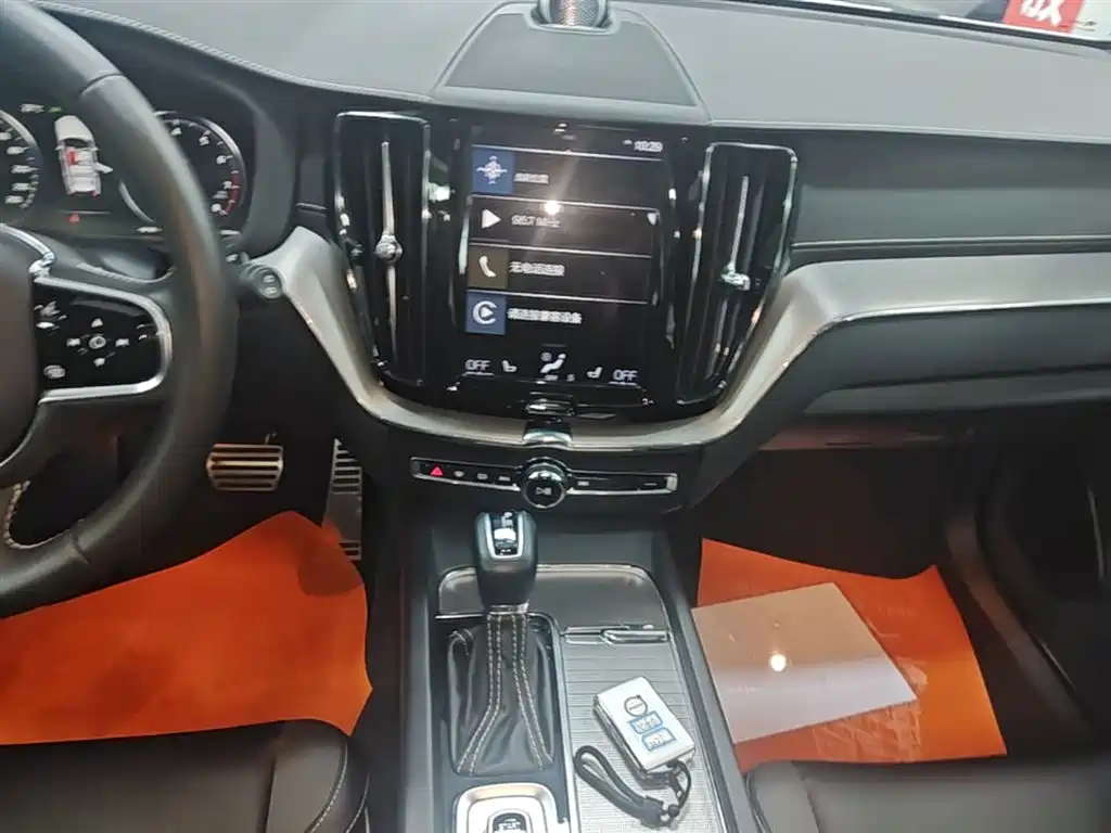 Volvo XC60 2021 — фото 13