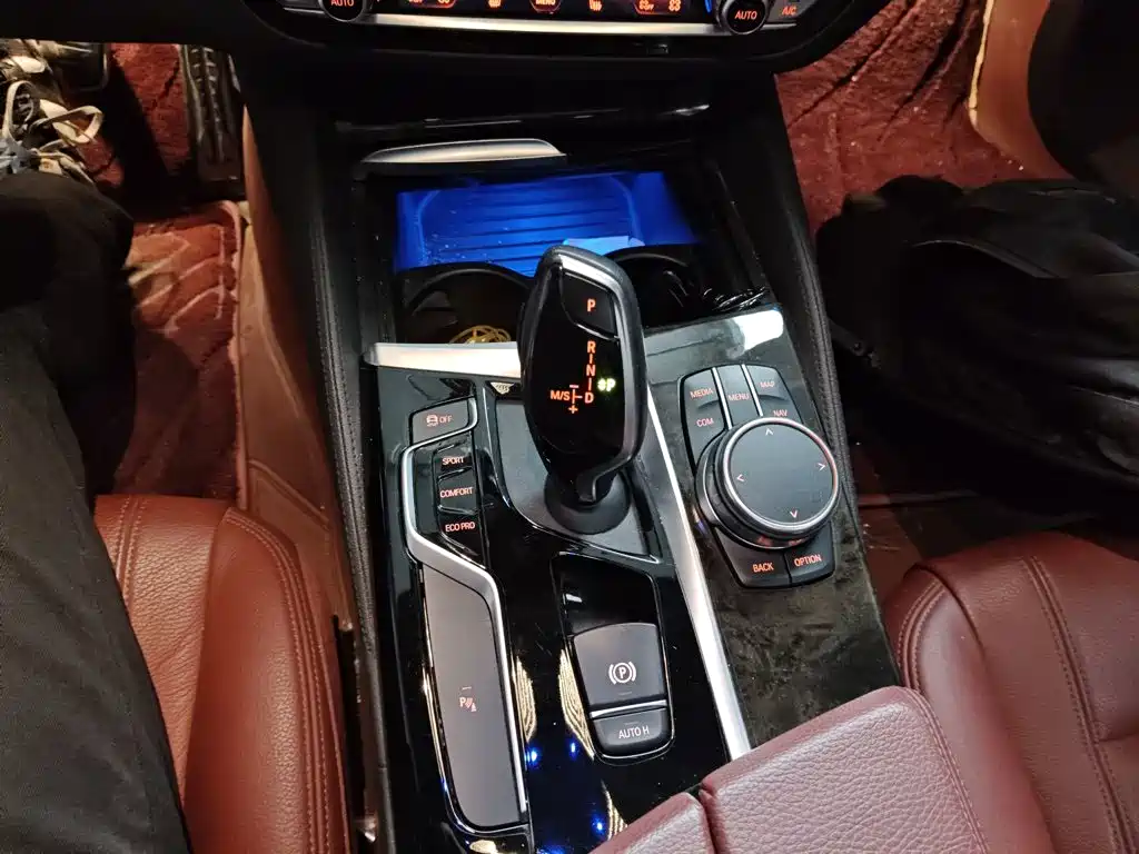 BMW 5 Series 2019 — фото 10