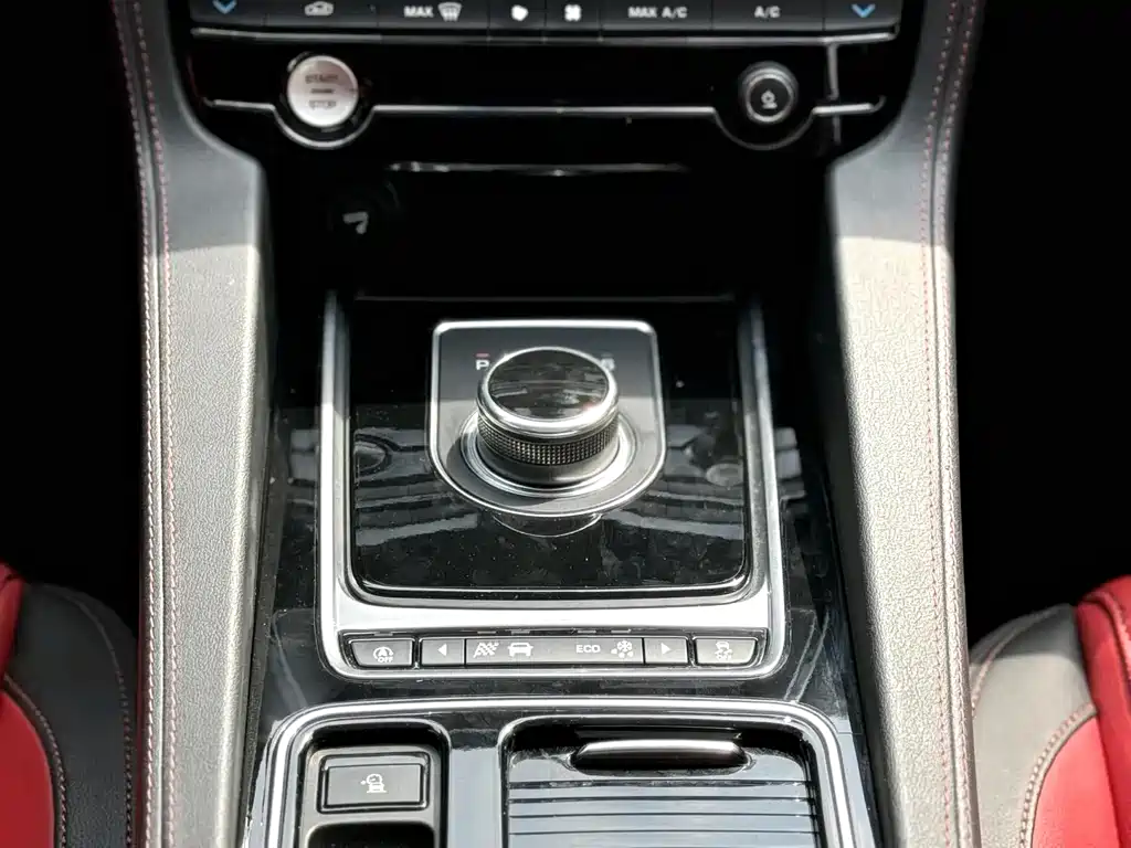 Jaguar F-PACE 2018 — фото 17