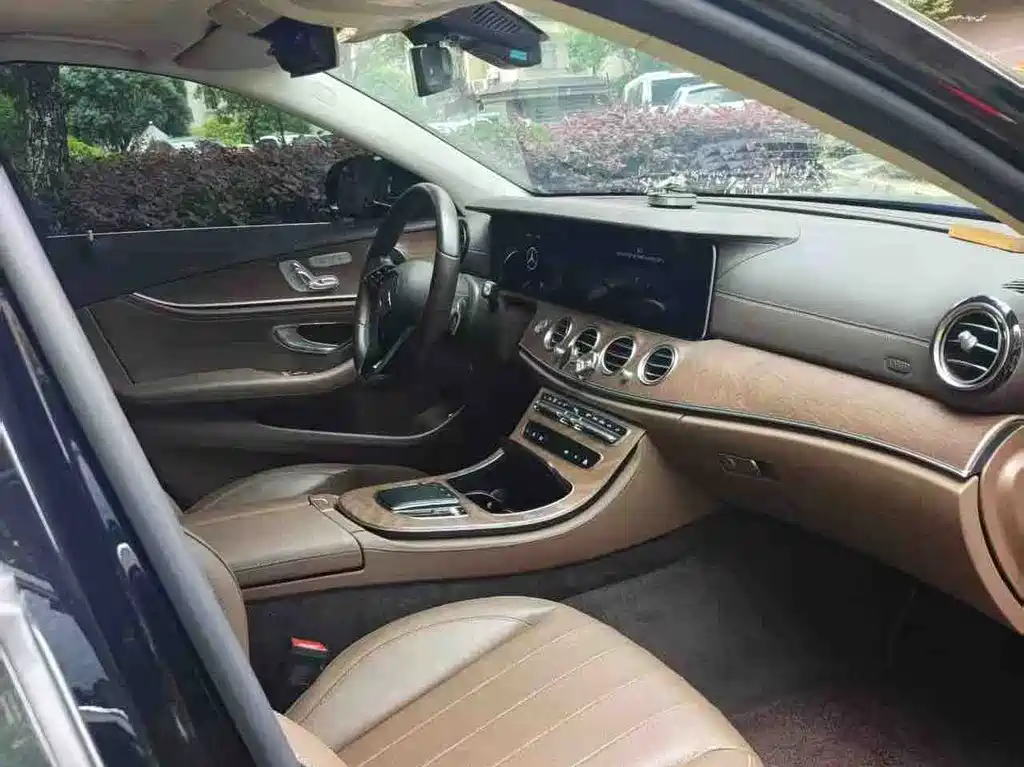 Mercedes-Benz E-Class 2023 — фото 12