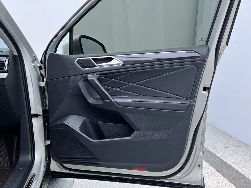 Volkswagen Tiguan L 2022 — фото 24