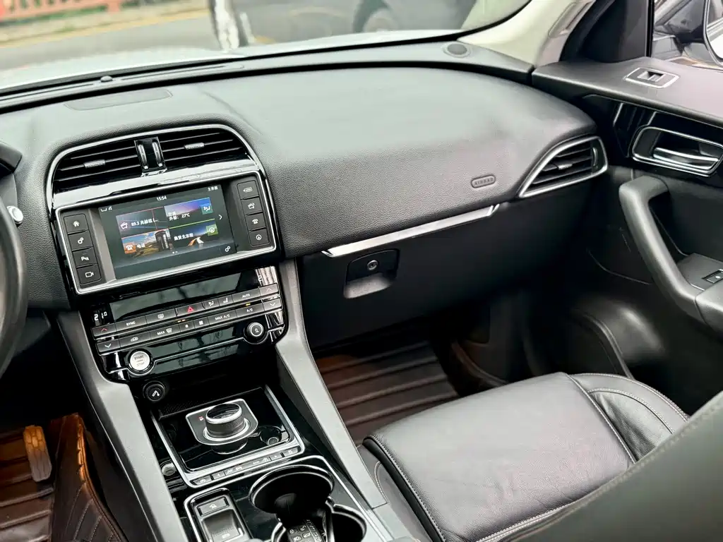 Jaguar F-PACE 2016 — фото 21