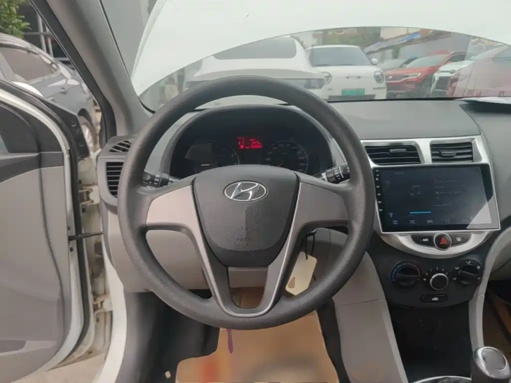 Hyundai Verna 2016 — фото 11