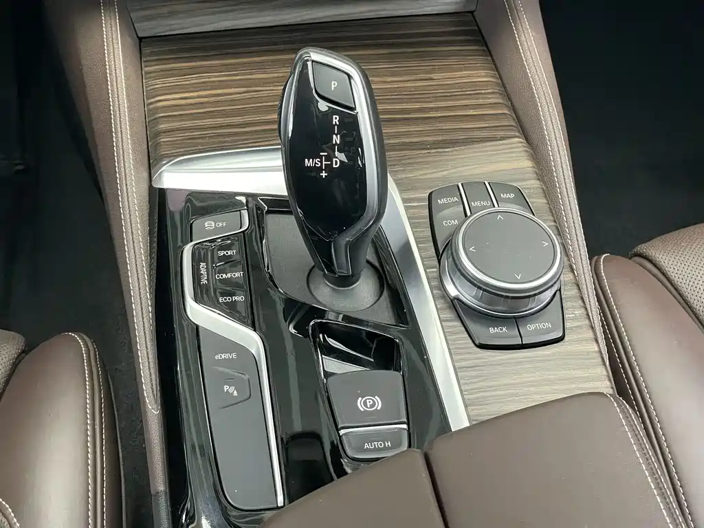 BMW 5 Series New Energy 2019 — фото 10