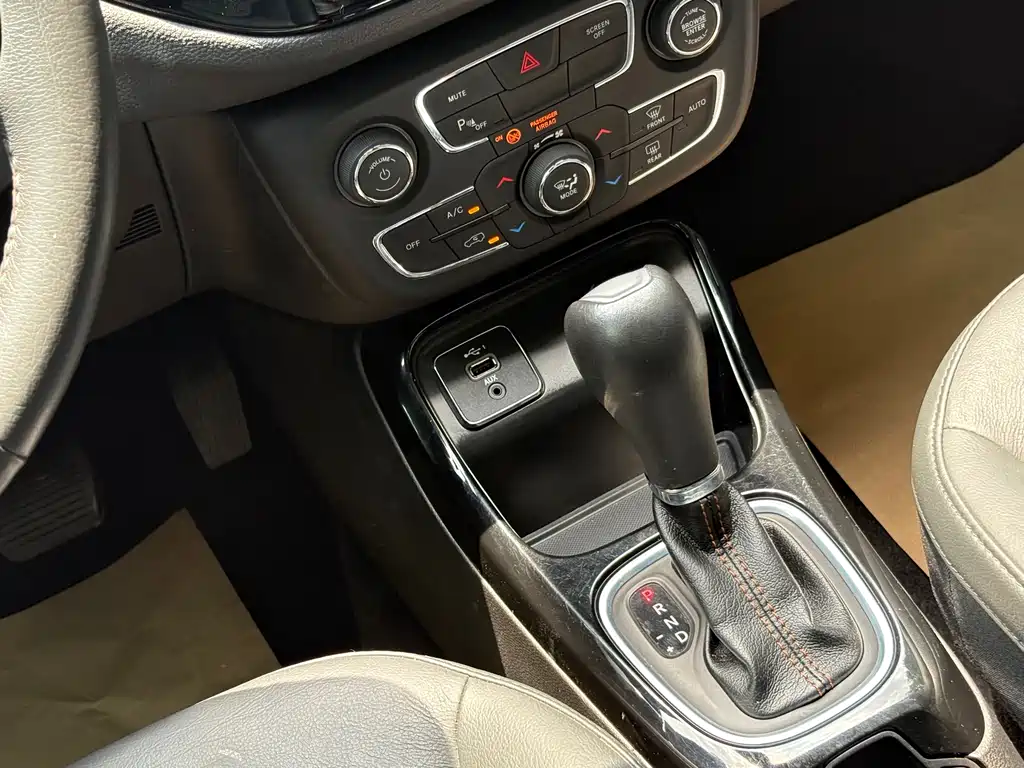 Jeep Compass 2020 — фото 11